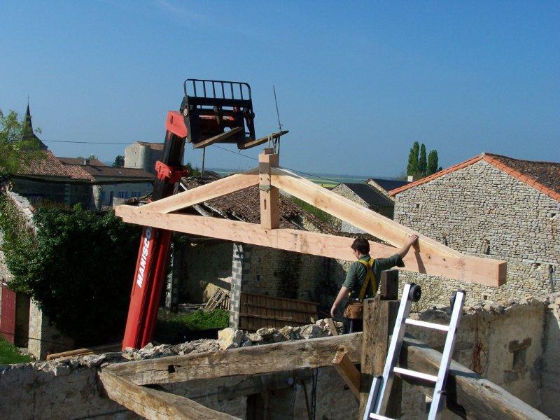 Charpente restaurée après une tempête à Cherves (79)